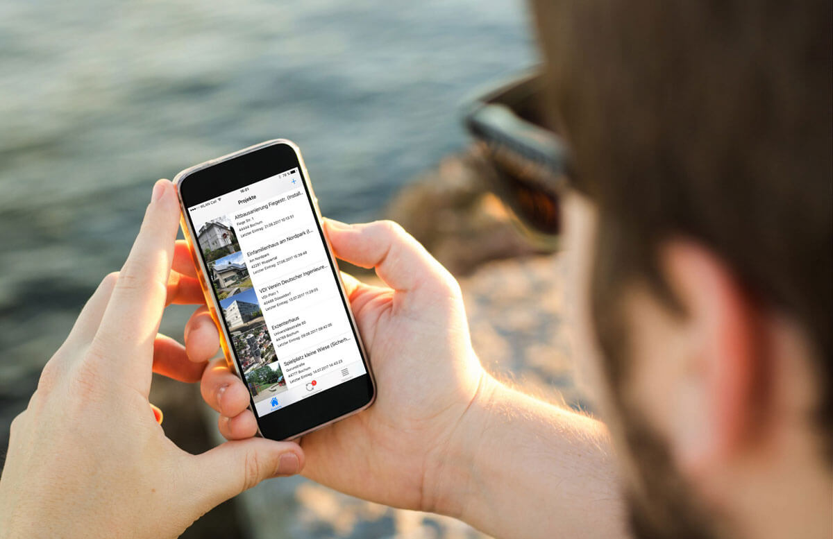 Handy zum Mängelmanagement in der KEVOX GO App