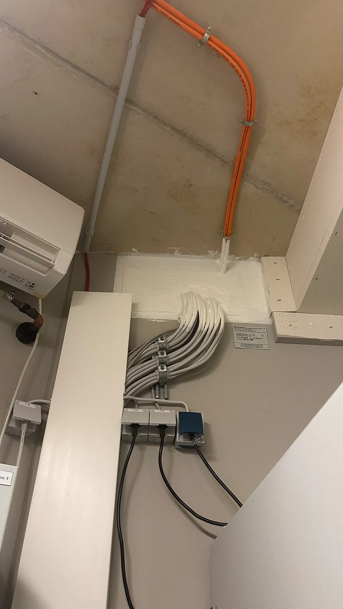 Brandschott in Gebäudedecke mit sauberer Kabeldurchführung und Kennzeichnung, aufgenommen als Beispiel für ein korrekt dokumentiertes Brandschott-Kataster nach INF.1.M32.