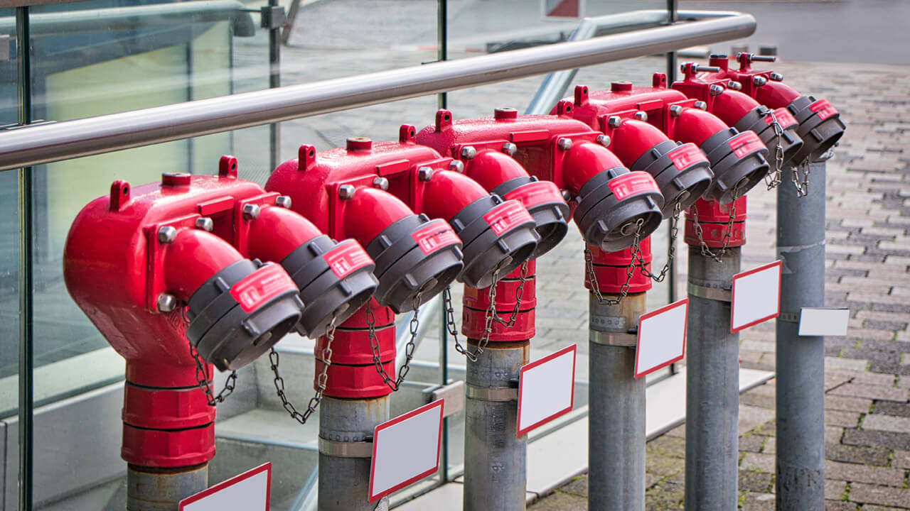 eine Reihe Hydranten für die Feuerwehr
